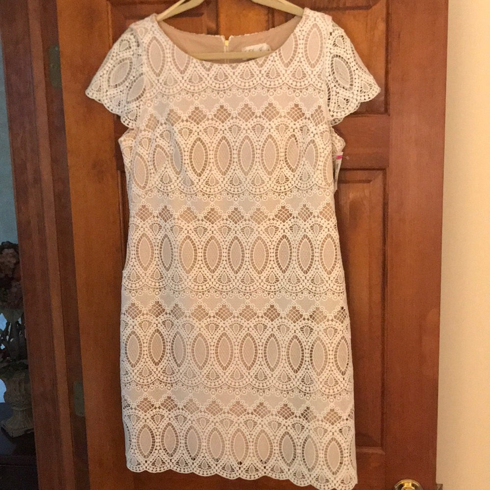 Short sleeve lace dress